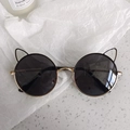 Détail des lunettes de soleil oreilles de chat avec monture ronde et branches dorées - Oreilles de chat