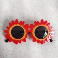 Dettaglio di occhiali da sole a girasole per bambini con petali rossi e lenti nere tonde - Girasole Rosso