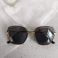 Détails de lunettes de soleil œil-de-chat noires avec des accents en métal doré - Hexagone