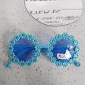 Dettaglio di occhiali da sole a fiore azzurri con protezione UV400 per bambini - Blu Fresco