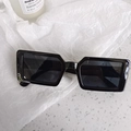 Gros plan de lunettes de soleil enfant rectangulaires noires avec perles colorées - Rectangulaire