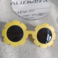 Dettaglio della montatura gialla a forma di girasole con lenti scure per bambini - Giallo Girasole