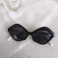 Vue détaillée des lunettes de soleil pour enfants avec monture géométrique noire - Pentagone