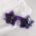 Gros plan sur les lunettes de soleil violettes en forme d'étoile avec paillettes - Violet