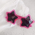 Détail de lunettes de soleil pour enfants en forme d'étoile rose pailletée avec verres foncés - Rouge Rose