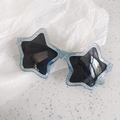 Détail de lunettes de soleil enfant en forme d'étoile avec monture bleue à paillettes - Bleu