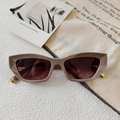 Vue détaillée de lunettes de soleil œil-de-chat nues avec charnières dorées - Gris Premium