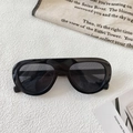 Detalle de gafas de sol vintage flat-top con montura negra gruesa y lentes grises - Gris Oscuro