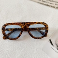 Gafas de sol de carey de parte superior plana con lentes azules claras sobre fondo blanco - Carey Azul