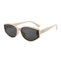 Détail de lunettes de soleil beiges avec verres gris et logo doré sur la branche - Blanc Cassé