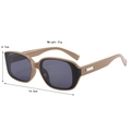 Vue détaillée des lunettes de soleil rétro carrées avec monture écaillée de 14,3 cm de large - Monture Café Clair Verre Gris