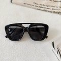 Détail de lunettes de soleil carrées noires avec double pont ajouré élégant et verres foncés - Gris Foncé