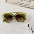 Vue macro de lunettes de soleil vert olive mat avec verres dégradés et pont ajouré - Vert Transparent