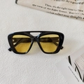 Close-up of retro double-bridge pilot sunglasses with yellow lenses and 13157 model specs - Black Yellow