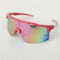 Dettaglio occhiali da sole sportivi rosa per bambini con lenti iridescenti avvolgenti - Rosa