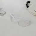 Dettaglio degli occhiali bianchi per bambini anti-luce blu con stanghette a cuore e UV400 - Montatura Bianca Lente Bianca