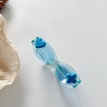 Détail de lunettes de soleil bleues pour enfants avec monture coeur et trèfle - Monture Bleue / Verres Bleus