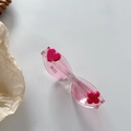 Détail des charms fleur et cœur sur lunettes de soleil roses pour enfants UV400 - Monture Rose / Verres Roses