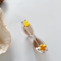 Détail de lunettes de soleil enfants avec motifs cœur et fleur et protection UV400 certifiée - Thé Clair Champagne