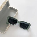 Détail des lunettes de soleil mates olive pour enfants avec un étui de texture tressée - Vert Sauge
