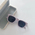 Dettaglio di occhiali da sole quadrati viola chiaro con custodia intrecciata chic - Rosa Chiaro