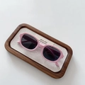 Gafas de sol polarizadas de silicona rosa para niños en bandeja de madera blanca - Rosa