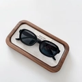 Detalle de gafas de sol polarizadas negras para niños en bandeja de madera - Negro Brillante