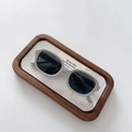 Detalle de gafas de sol de silicona para niños en bandeja de madera con marco beige - Gris