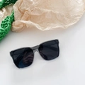 Draufsicht auf graue transparente Quadrat-Sonnenbrille mit schwarzen Gläsern - Transparenter Grauer Rahmen & Graue Gläser