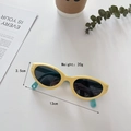 Detail der gelben Kinder-Sonnenbrille mit Maßen von 13 cm Breite und 20 g leichtem Gewicht - Gelb