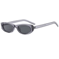 Ovale Retro-Sonnenbrille mit grau-transparentem Rahmen und dunklen Gläsern in 45-Grad-Ansicht - Durchsichtiger Grauer Rahmen Graue Gläser