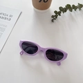 Dettaglio ravvicinato di occhiali da sole pieghevoli viola per bambini dal design retrò - Viola