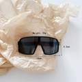 Détail de lunettes de cyclisme enfant de 14cm de large et 5,5cm de haut - Noir et Gris