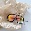 Vue détaillée des lunettes de cyclisme ultralégères pour enfants pesant 20g - Monture Noire Verres Miroir Rouge