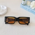 Nahaufnahme der Vintage Rechteck-Sonnenbrille mit schwarzem Rahmen und orange Gläsern - Schwarz Gelb