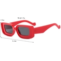 Lunettes de soleil rectangulaires avec monture rouge et verres foncés style rétro - Rouge