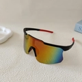Detailweergave van sportieve fietszonnebril met regenboogglazen en rood-zwart montuur - Zwart Frame Rode Spiegelglazen