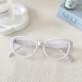 Dettaglio degli occhiali da sole bianchi cat-eye con specifiche di taglia e modello - Montatura Bianca Lente Bianca