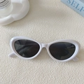 Dettaglio degli occhiali da sole cat-eye bianchi con lenti scure su piano - Bianco Sporco Grigio