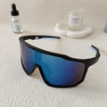 Detail einer Radsport-Sonnenbrille mit lila Verlaufsgläsern und mattschwarzem Rahmen - Schwarzer Rahmen Blaue Verspiegelte Gläser