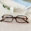 Vue à plat de lunettes de soleil carrées vintage écaillées avec fleurs et accessoires - Marbré Crème Verres Transparents