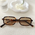 Détail de lunettes de soleil rectangulaires en écaille avec verres dégradés marron chic - Monture Écaille Verres Champagne