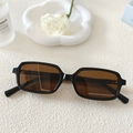 Détail de lunettes de soleil vintage carrées avec monture noire et verres marron - Marron Noir