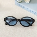 Détail de lunettes de soleil œil-de-chat ovales avec verres bleus et mesures de branche - Bleu Noir