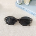 Détail de lunettes de soleil œil de chat rétro avec monture grise et charnières en métal - Monture Gris Transparent & Verres Gris