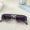 Détail de lunettes aviateur avec monture gris mat et verres dégradés violets sur table - Bleu Dégradé