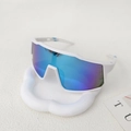 Dettaglio di occhiali da sole sportivi bianchi opachi con lenti sfumate blu-viola su vassoio - Bianco