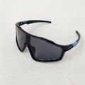 Detailansicht der mattschwarzen Radsport-Sonnenbrille mit himmelblauen Akzenten und Design - Schwarz und Grau