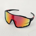 Detalle de gafas de ciclismo para niños con montura negra mate y lente de degradado rojo - Montura Negra Lente de Degradado Rojo Naranja / Montura Negra Rosa Colorido