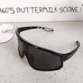 Gros plan sur les lunettes de sport noires avec écran panoramique et branches ajourées - Noir